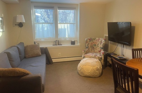 Linden Hills Apartment | Cozy studio in prime Minneapolis Linden Hills location.