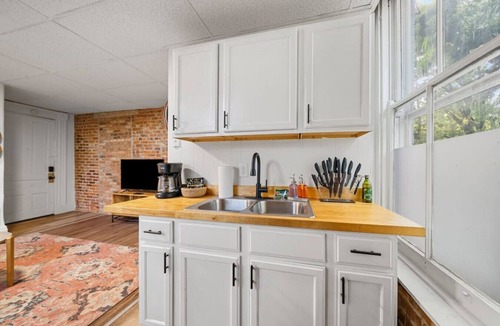 Mount Auburn Apartment | Cozy Studio with Parking | Near UC, Zoo, Downtown
