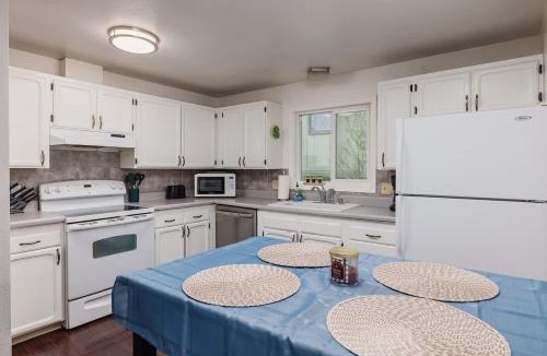 Taku - Campbell Apartment | Creekside Two-Bedroom Apartment Near Airport