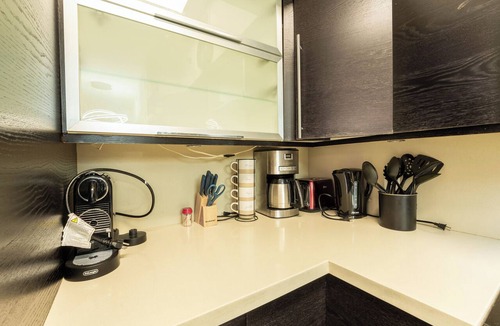Aventura Apartment | Cute Yacht Club Apt 5 Min Drive 2 Beach W/Pool!