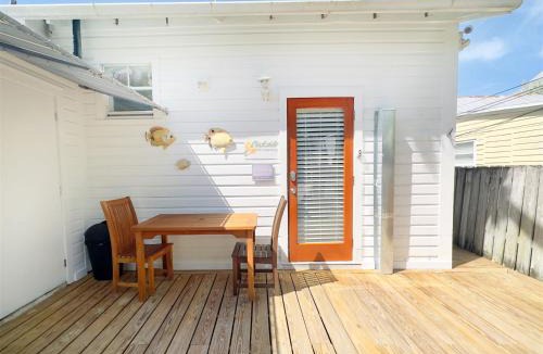 Downtown Apartment | Deckside Suite Conch Republic Cottage