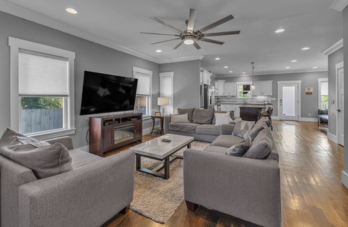 Talbot's Corner House | Downtown Mansion TWO 4BD/3BA w/2 HOTTUBS - Sleeps 24+