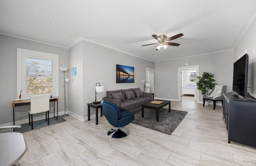 San Jacinto Apartment | Elegant 2-Bedroom Retreat on 21st Street -Steps away from Galveston's best!