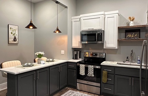 Florence Apartment | Emerald Hour Loft: 2 mins from UNA
