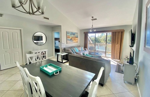 Arcadian Shores Villa | ENJOY BEACH, POOL, & EVENINGS BY THE LAKE IN KINGSTON RESORT! 141-5E RICHMOND PK