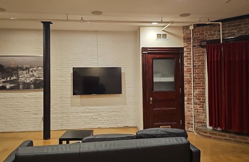 Lynn Apartment | Enjoyable 2-bedroom lower level apartment in charming Lynn