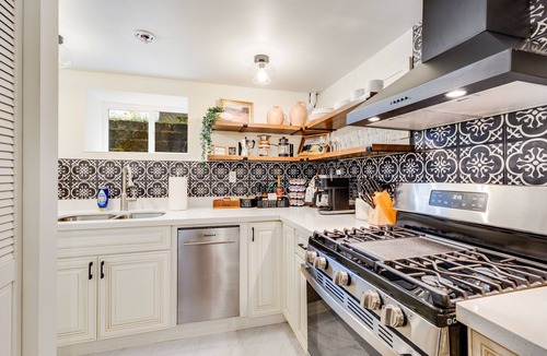 University District House | Entire Upgraded House 7BR/6BA w/AC Walk to Light Rail, Restaurants & Grocery