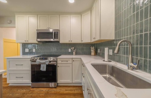 Fairview House | EV charger, Arcade, 1.7 acres, sleeps 8; 2 kings and 2 queens, 35 mins Nashville