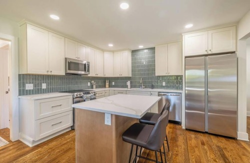 Fairview House | EV charger, Arcade, 1.7 acres, sleeps 8; 2 kings and 2 queens, 35 mins Nashville