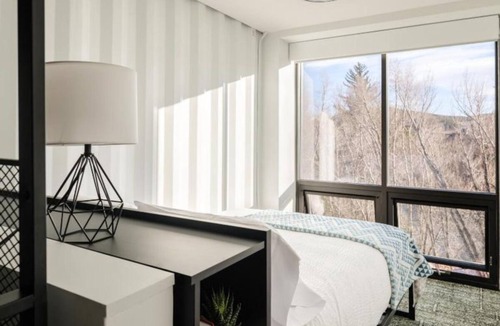 Eagles Nest Hotel | Explore Downtown – Walk to Coffee, Bars, Parks, Live Music & Cultural Hotspots