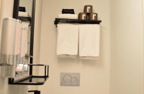 Eagles Nest Hotel | Explore Downtown – Walk to Coffee, Bars, Parks, Live Music & Cultural Hotspots