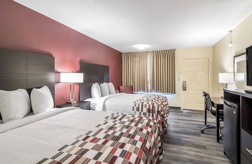 Dandridge Hotel | Explore TN: Affordable Room Near Patriot Park & SkyLand Ranch