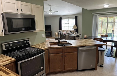 Simpsonville House | Fabulous Five Forks Residence near EVERYTHING!