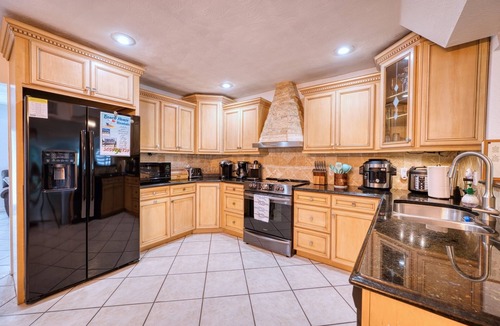 South Sarasota House | Family getaway 5 miles to Siesta Beach. Heated private Pool, bicycles.Sleep 10.