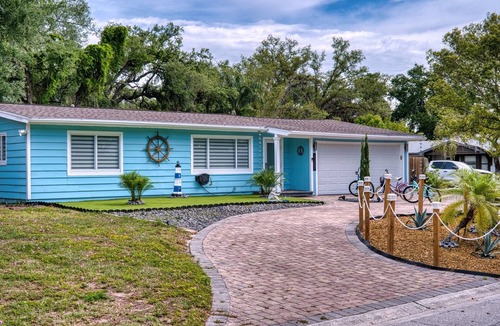 South Sarasota House | Family getaway 5 miles to Siesta Beach. Heated private Pool, bicycles.Sleep 10.