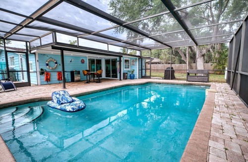 South Sarasota House | Family getaway 5 miles to Siesta Beach. Heated private Pool, bicycles.Sleep 10.