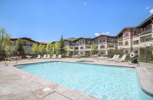 Midway Villa | Family Getaway~Pool, Hot Sprng, Scuba & Ice Castles Villa 1073-1