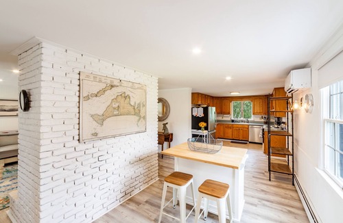 Katama House | FERRY TKTS AVAILABLE, NEAR BEACH, AIR CONDITIONED 6 BEDROOMS SLEEPS 9, 3.5 BATHS