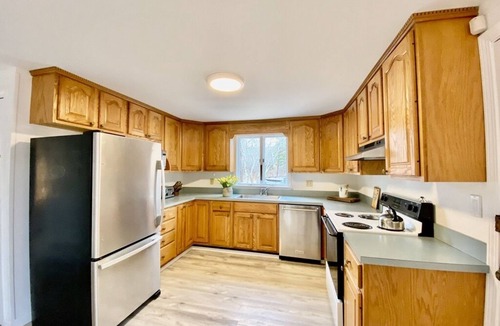 Katama House | FERRY TKTS AVAILABLE, NEAR BEACH, AIR CONDITIONED 6 BEDROOMS SLEEPS 9, 3.5 BATHS