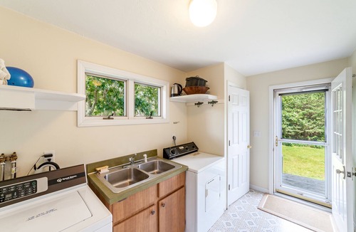 Katama House | FERRY TKTS AVAILABLE, NEAR BEACH, AIR CONDITIONED 6 BEDROOMS SLEEPS 9, 3.5 BATHS