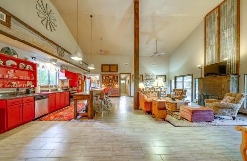San Antonio House | Fire Pit, Peaceful Porch! Family Cabin By Old Town