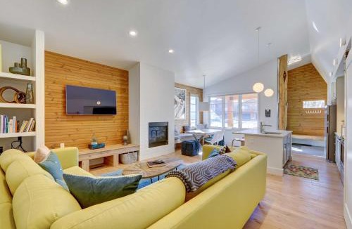 Grand Lake House | Fireplace & Deck: Modern Cabin in Grand Lake!