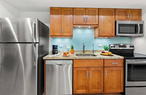 Kaanapali Condo | Fully Remodel 5 Star, Walk to Kaanapali Beach, Jacuzzi, Beach Cabana