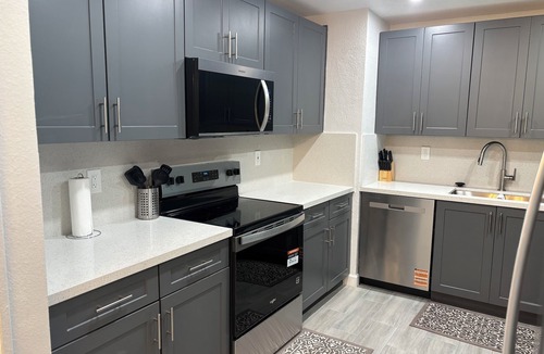 Miami Gardens House | Fully Renovated Modern Home in Miami Gardens/Sleeps 8/Den Lounge/FREE parking