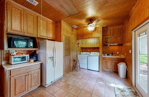 McQueeney House | Funshine | Riverfront house in Mc Queeney with guest house, river views, grill