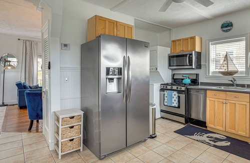 Gloucester Apartment | Gloucester Large 2-Room Studio, Full Kitchen, Deck