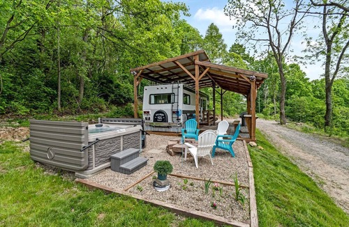 Somerdale House | Gorgeous Caravan Glamping Escape for Four in Dover, Ohio