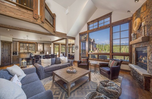 Corkscrew Flats House | GORGEOUS modern estate: private ski SHUTTLE! Hot Tub, hiking trail to town, fire pit!