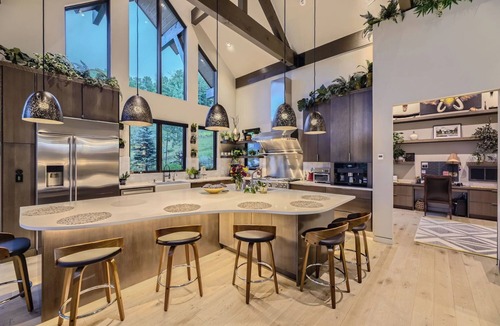 Three Peaks House | Grand Upscale 4-bedroom home with gourmet kitchen in Silverthorne, CO