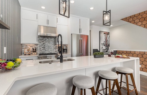 Katie Hill Neighborhood House | Groovy -Rooftop Patio w/Hot Tub -Mins to Broadway