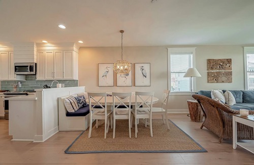 Red Fish Cove Condo | Gulf-Front BEACHFRONT Bliss! Open Kitchen-Community Pools-Bunk Room-Balcony