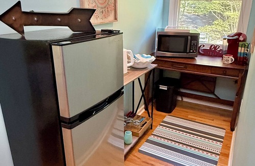 Athens Apartment | Hidden Gem! Lakeside two bedroom private entrance apartment with large yard.