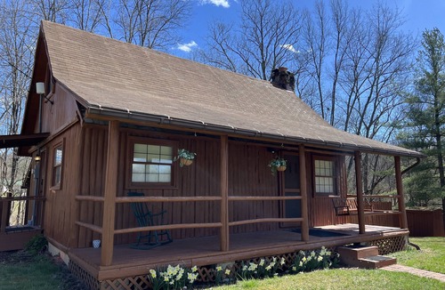 West Columbia Cabin | Hillside Haven - peaceful, private, pet friendly