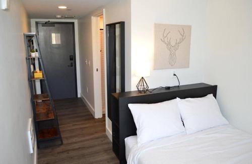 Silverthorne Hotel | Hillside Retreat: Comfortable Room, Colorado Ski Trails! Free Parking