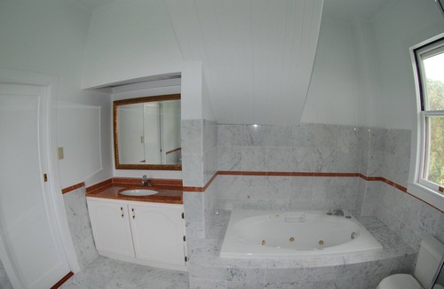 Keaau Bed & Breakfast | Historic Estate - Lunalilo Suite