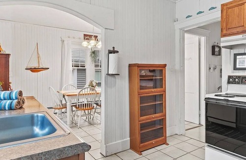 Onset House | Historic IdleHurst Home - Sleeps 14, FirePit & Porch Idlehurst Inn