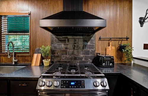 South Bloomingville Cabin | Hocking Hills: Hot Tub, Sauna, Pet Friendly, Games