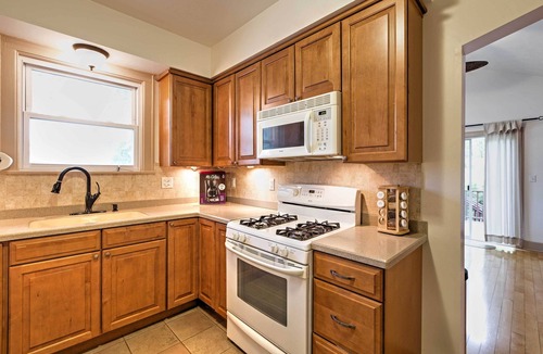 Union Pier Cottage | Hot Tub, Deck & Backyard: Cozy Union Pier House!