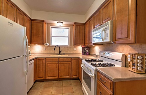 Union Pier Cottage | Hot Tub, Deck & Backyard: Cozy Union Pier House!