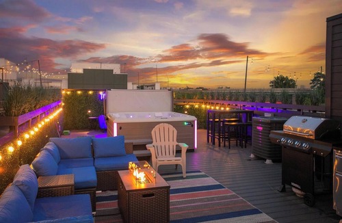 Katie Hill Neighborhood House | Hot Tub & Rooftop Views - Twang Town Terrace
