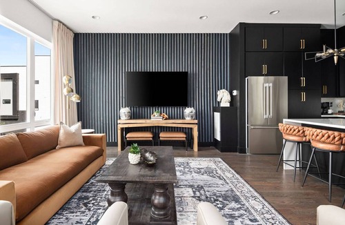 Katie Hill Neighborhood Condo | Howdy Honey! 8 Beds ~ Hot Tub with Double Deck Rooftop & Amazing City Views ~ 3 Miles to Broadway!