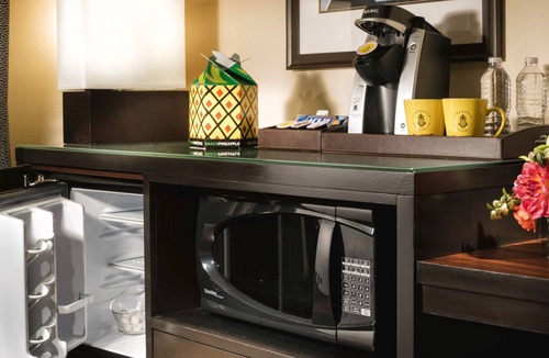 Lower Queen Anne Hotel | Ideal for Groups: 2 Rooms w/Pool Access Steps Away from the Space Needle