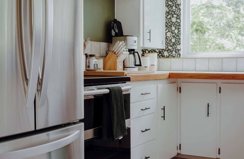 Riverview House | Idyllic Cozy Cottage w/Deck Overlooking Greenbelt - 20 Mins from Stadiums