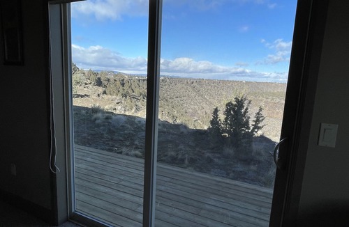 Terrebonne House | Incredible View Huge Home + JACUZZI on Crooked River Canyon Rim near Smith Rock