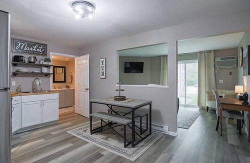 Weston Apartment | Jelinek Hideaway Unit 6 - Modern 2BR Apartment