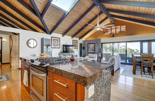 Kalaoa Cottage | Kailua-kona House w/Balcony & Ocean Views!
